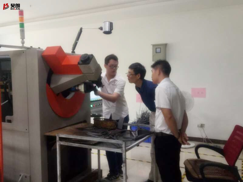 佛山客戶來貝朗看不銹鋼成型機，現場打樣談合作